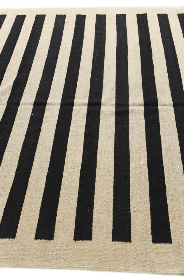 Detail image of 6' 8 x 9' 8 Hand Woven Kilim Modern Wool Rug