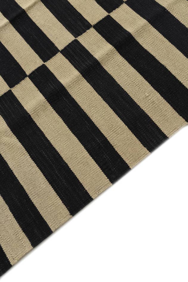 Detail image of 4' 2 x 5' 9 Hand Woven Kilim Modern Wool Rug