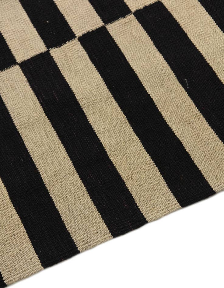 Detail image of 4' 3 x 6'  Hand Woven Kilim Modern Wool Rug