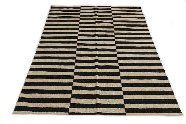 Detail image of 4' 1 x 5' 10 Hand Woven Kilim Modern Wool Rug