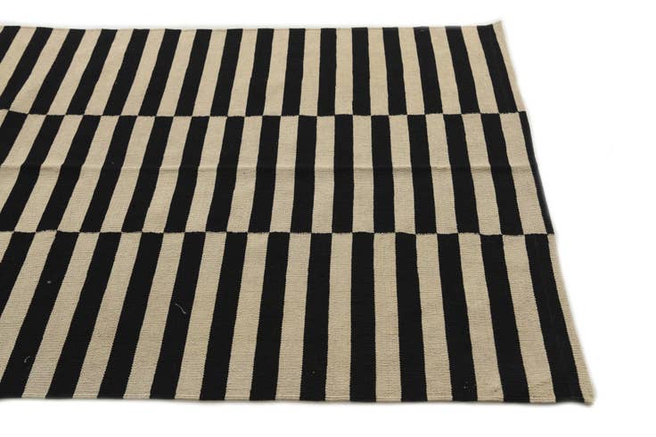 Detail image of 4' 1 x 5' 10 Hand Woven Kilim Modern Wool Rug