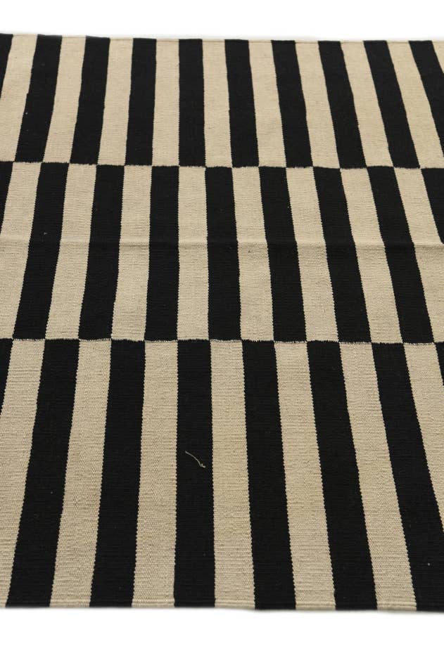 Detail image of 4' 1 x 5' 10 Hand Woven Kilim Modern Wool Rug