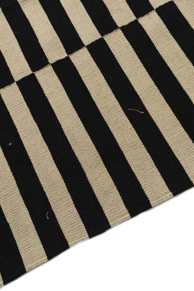 Detail image of 4' 1 x 5' 10 Hand Woven Kilim Modern Wool Rug