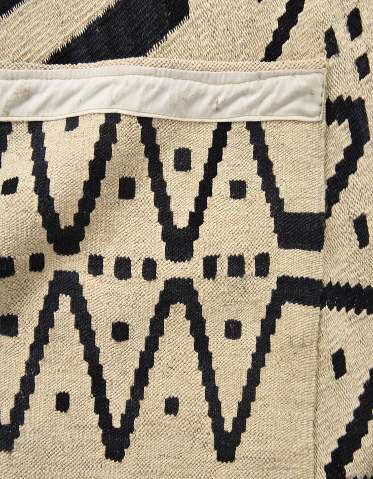 Detail image of 8' 6 x 9' 5  Hand Woven Kilim Modern Wool Rug