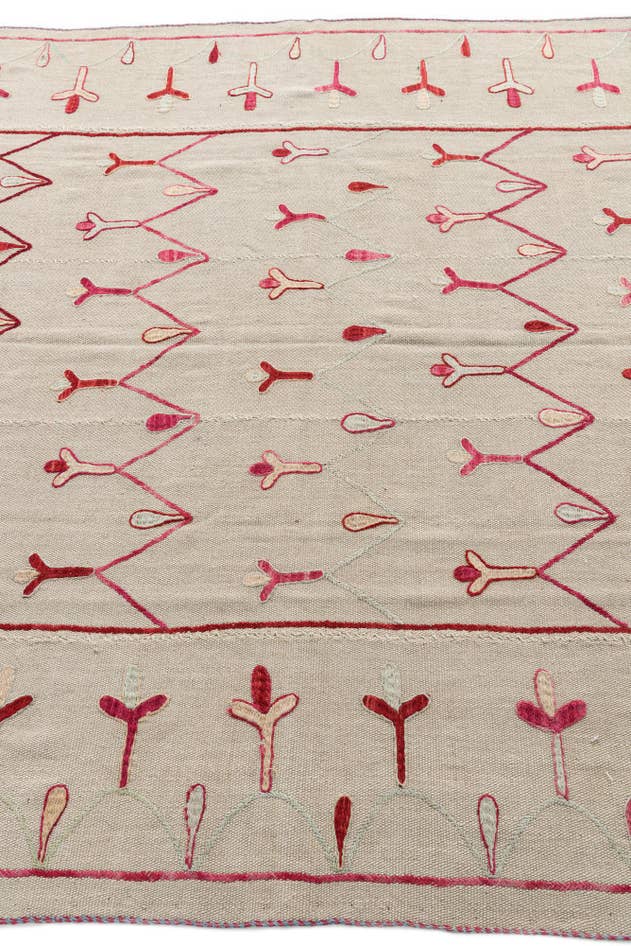 Detail image of 6' x 7' 6 Hand Woven Kilim Suzani Wool Rug