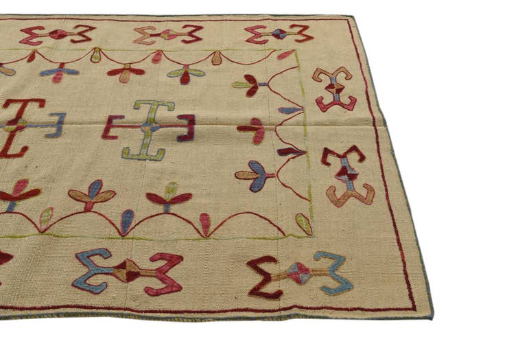 Detail image of 4' x 5' 8 Hand Woven Kilim Suzani Wool Rug