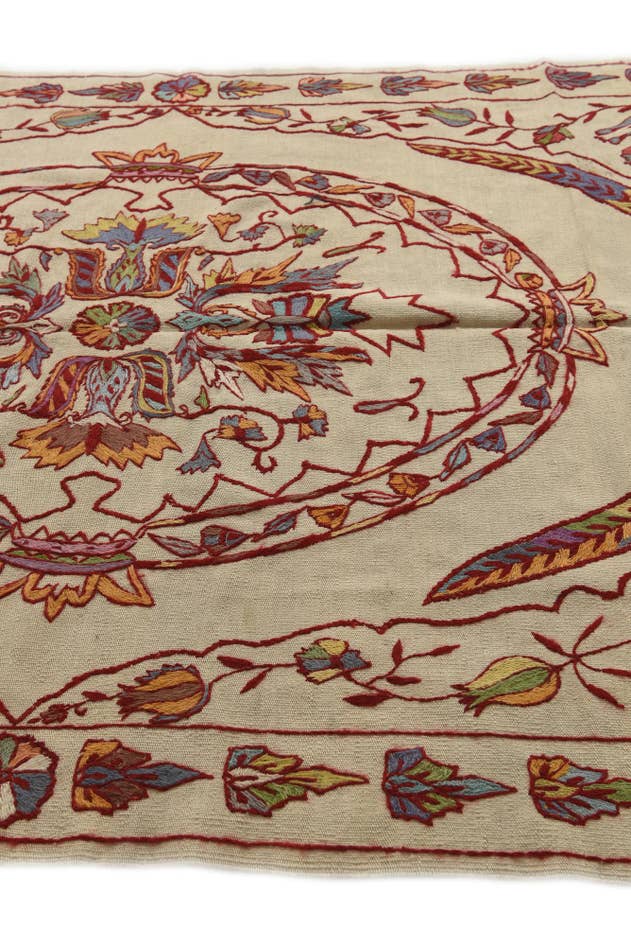Detail image of 5' 5 x 7' 4 Hand Woven Kilim Suzani Wool Rug