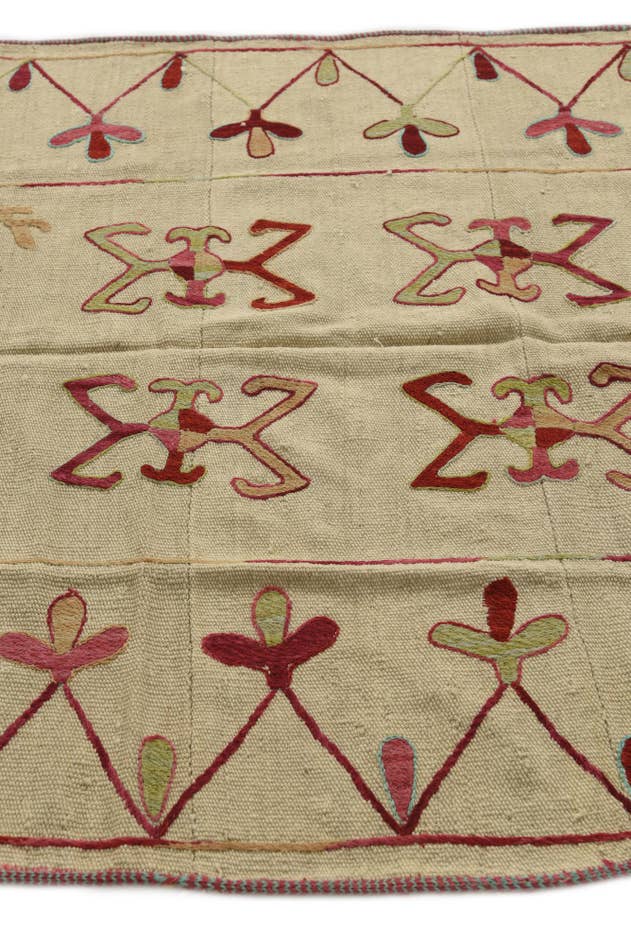 Detail image of 4' 1 x 5' 8 Hand Woven Kilim Suzani Wool Rug