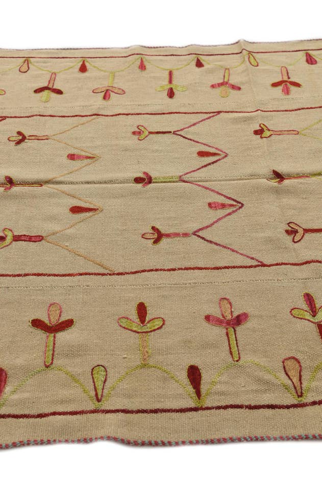 Detail image of 4' 9 x 6' 6 Hand Woven Kilim Suzani Wool Rug