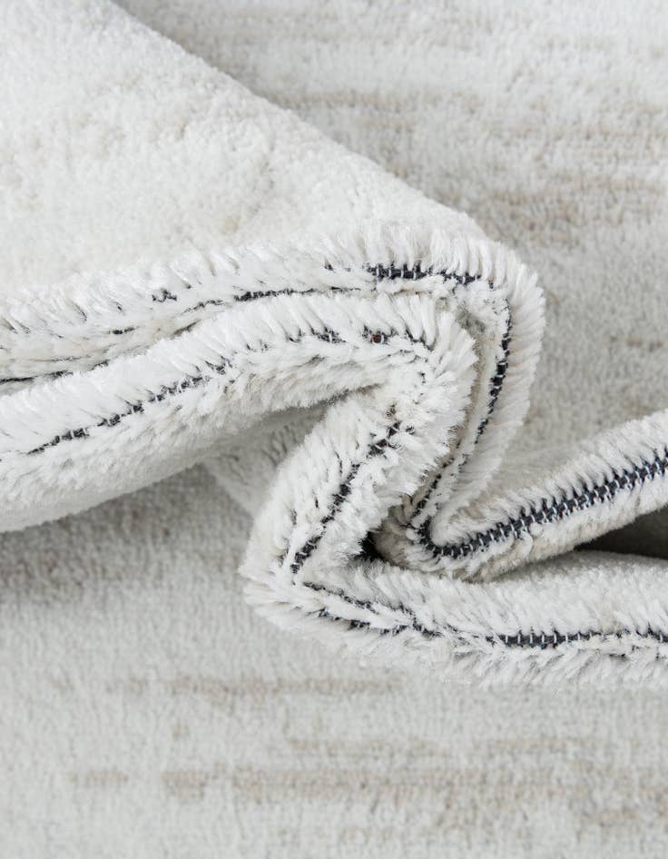 Detail image of 3' 1 x 5' 3 Laguna Rug