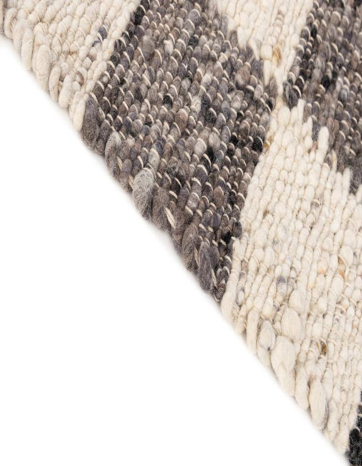 Detail image of 2' 3 x 3' 4  Hand Woven Lana New Zealand Wool Rug