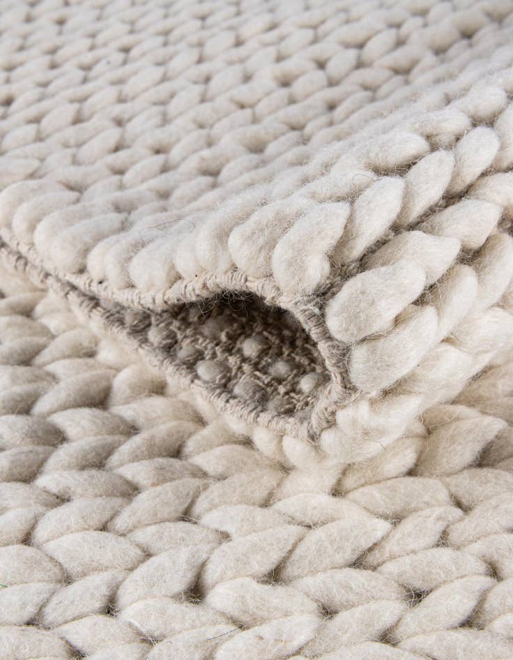 Detail image of 5' 1 x 8' Hand Woven Lana New Zealand Wool Rug