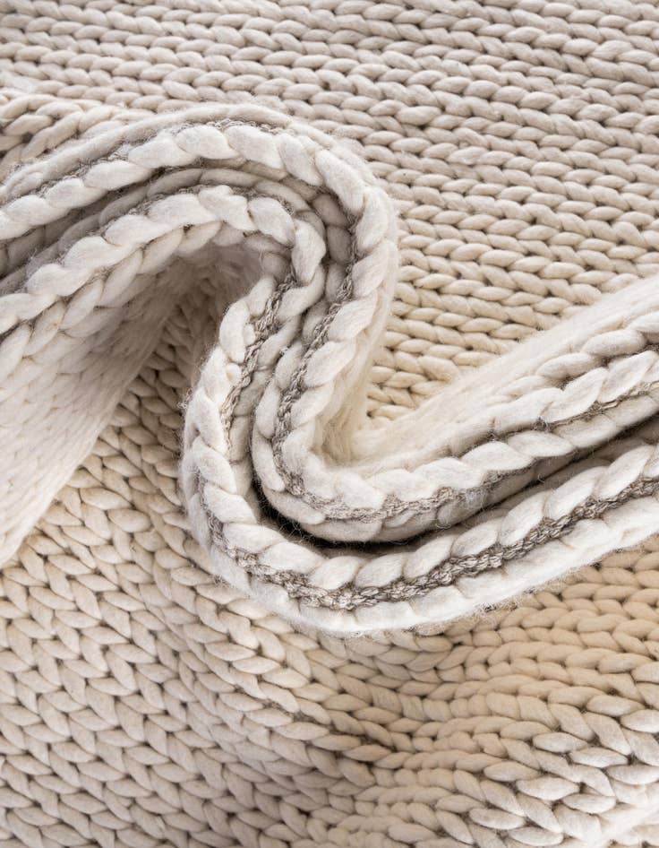 Detail image of 5' 1 x 8' Hand Woven Lana New Zealand Wool Rug