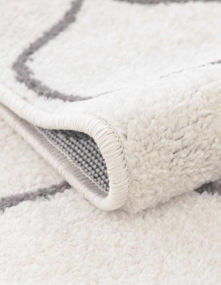 Detail image of 7' x 10' Lattice Frieze Rug