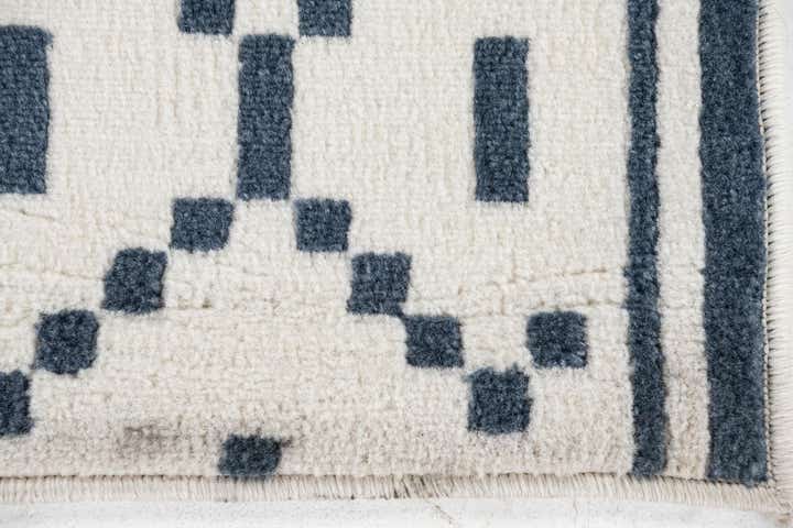 5' 3 x 7' 8 Lattice Rug