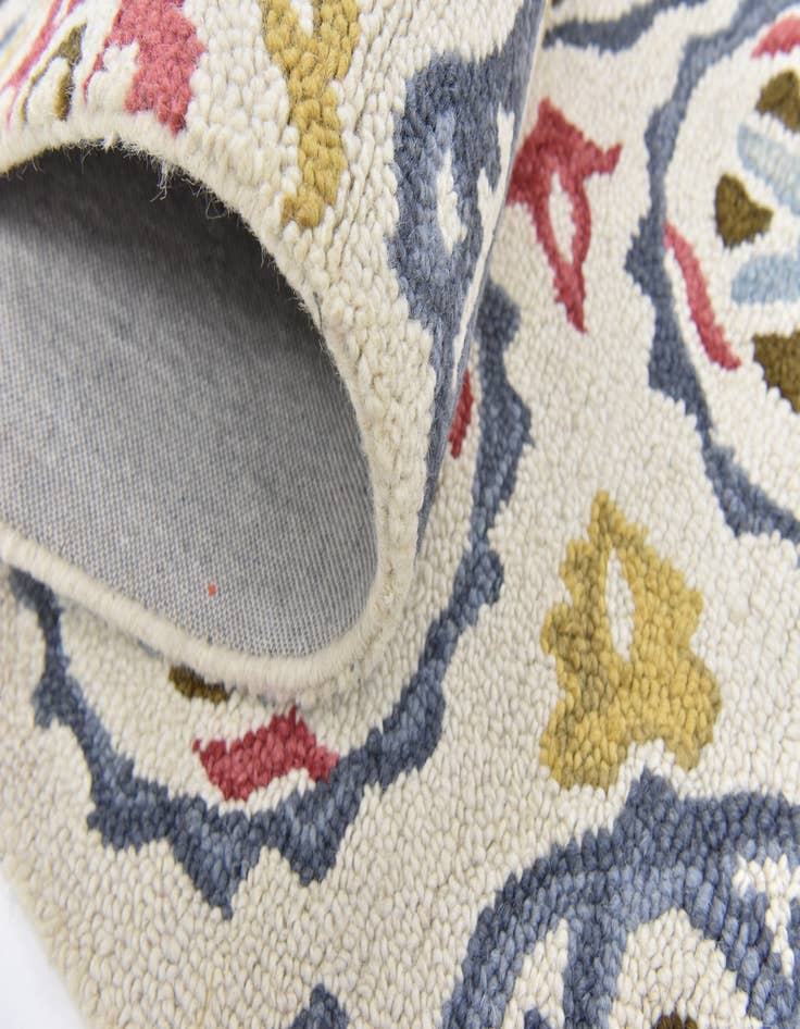 Detail image of 5' x 7' 7 Luna Wool Rug