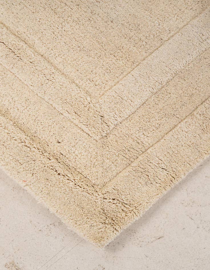 Detail image of 2' 8 x 4' 10 Luna Wool Rug