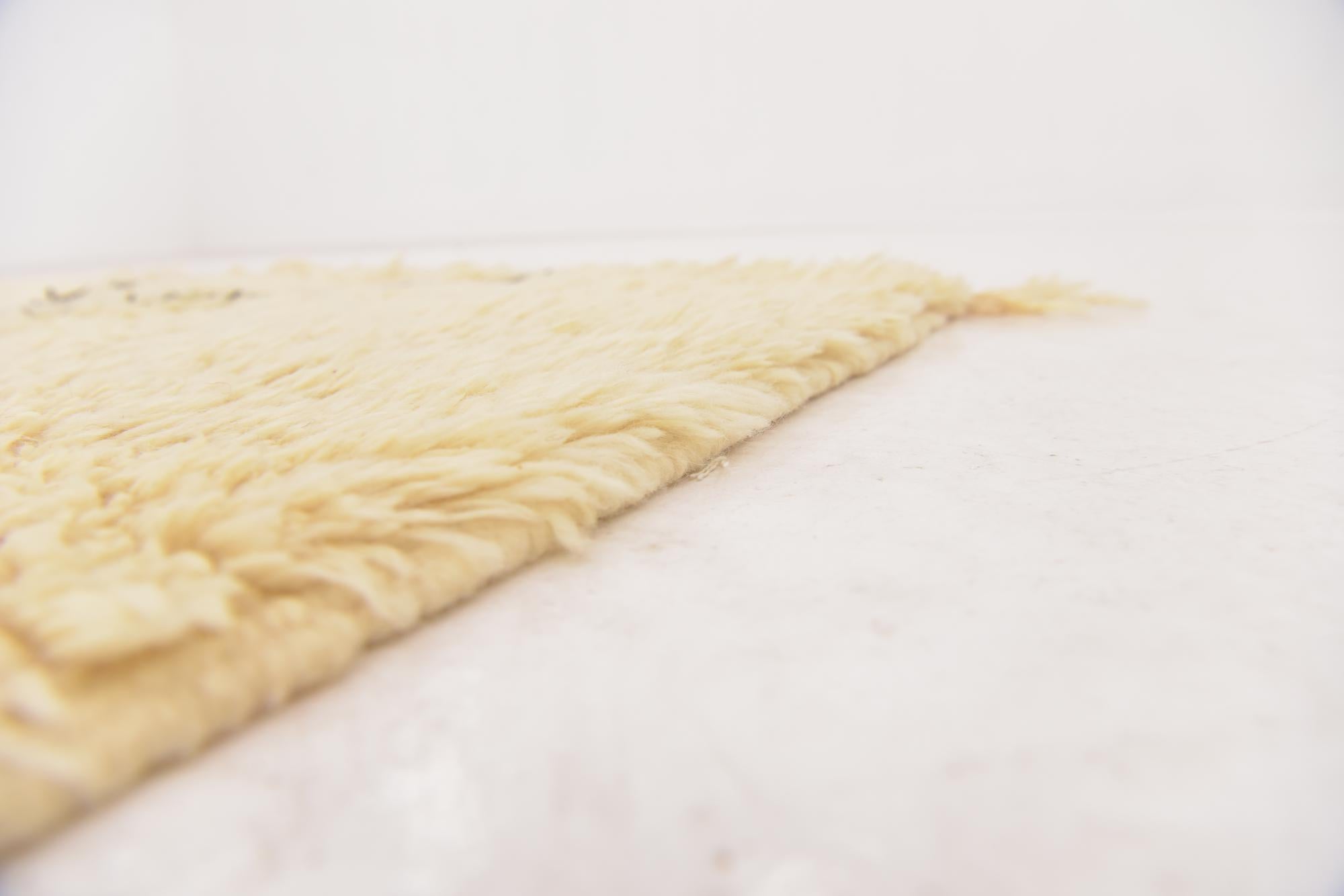 5' 9 x 9' Hand Knotted Moroccan Wool Rug