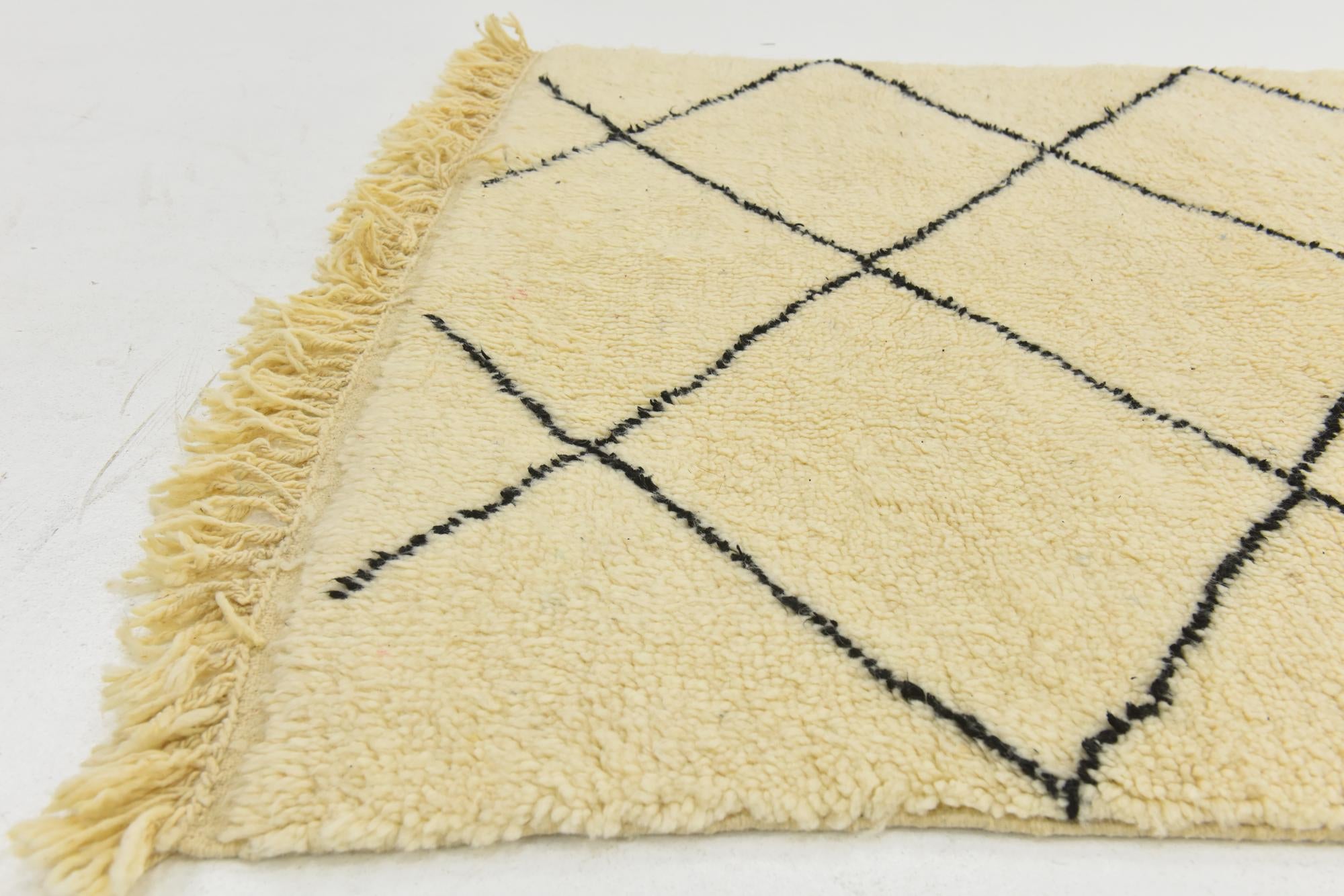 5' x 7' 6 Hand Knotted Moroccan Wool Rug