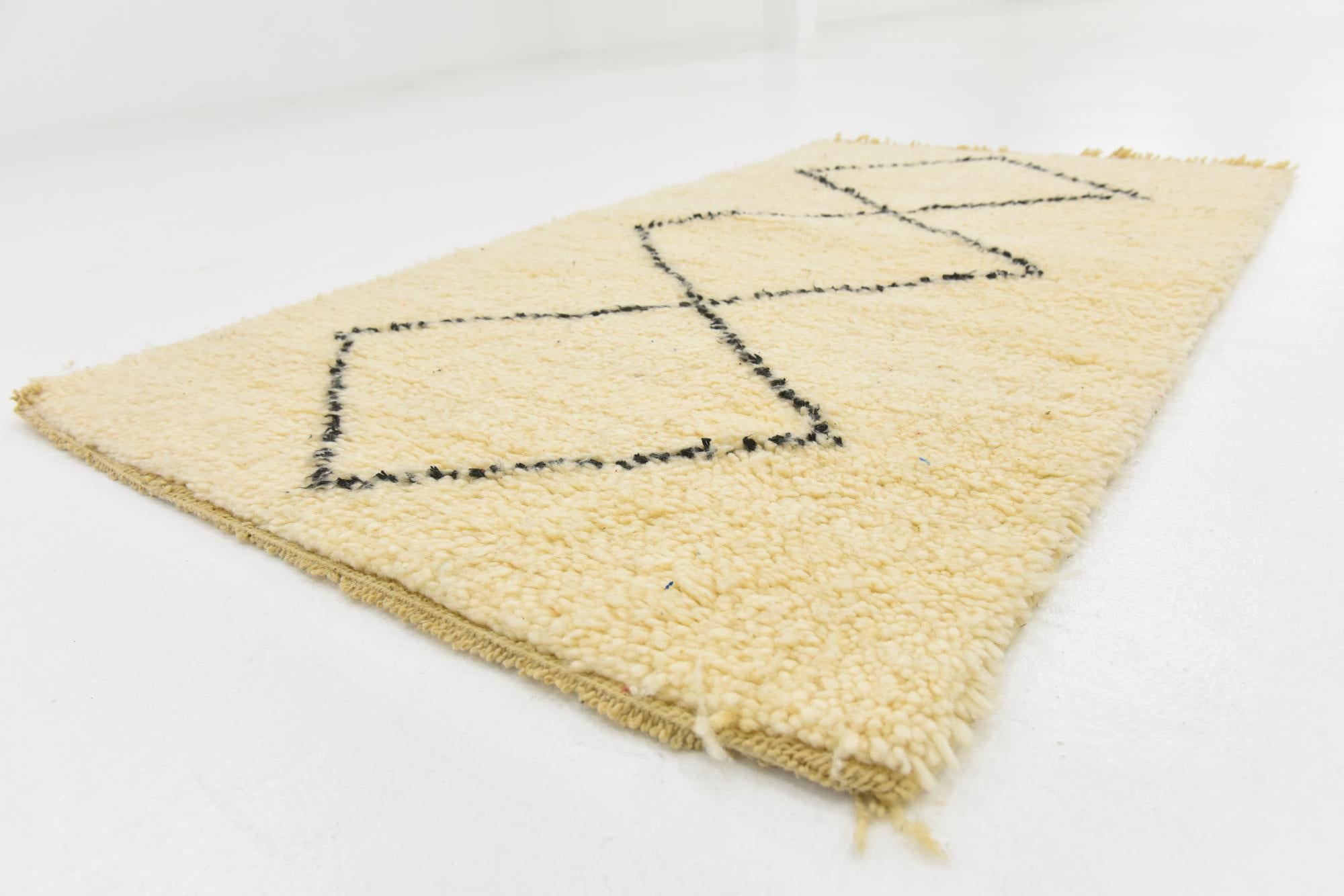 2' 9 x 4' 8 Hand Knotted Moroccan Wool Rug