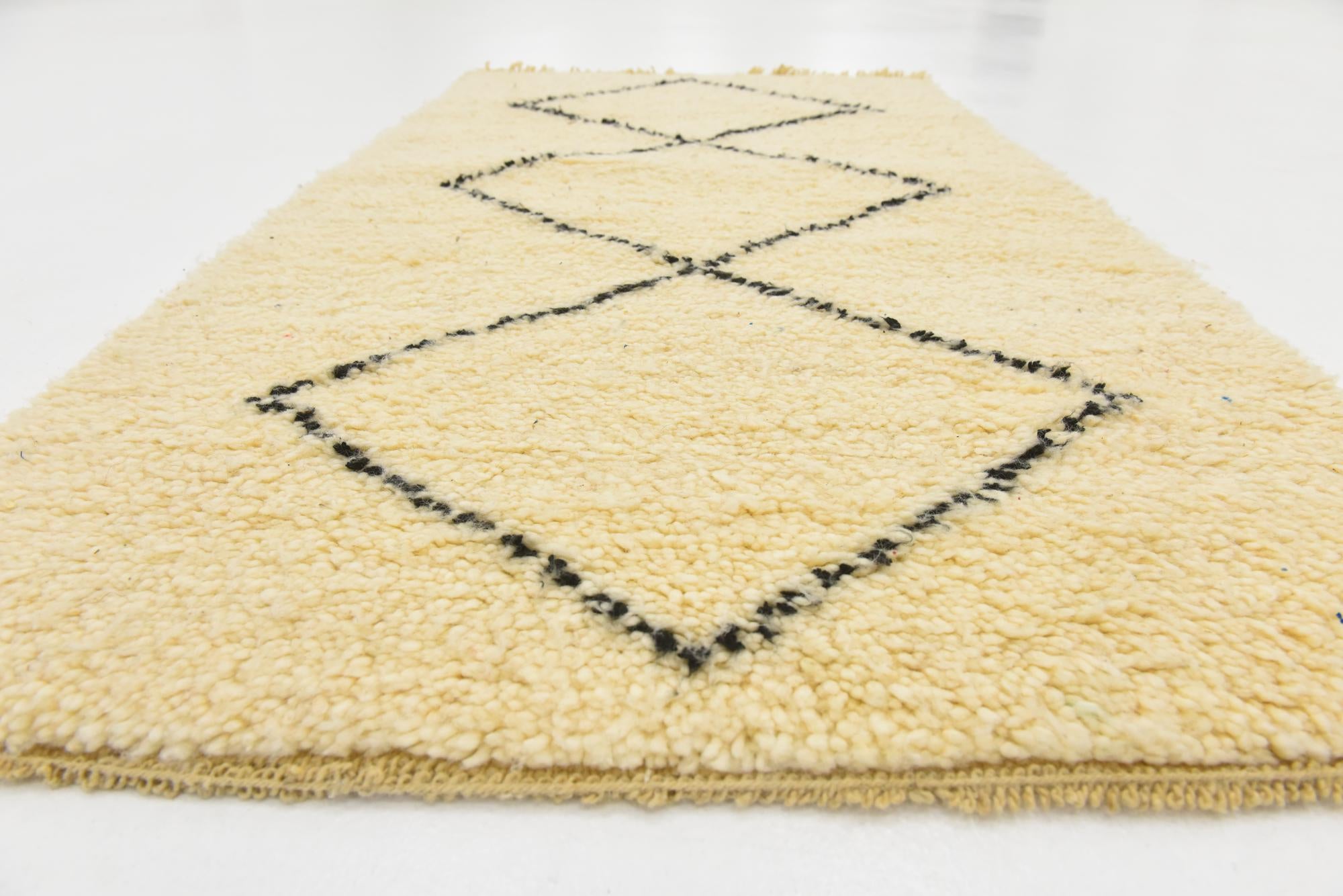 2' 9 x 4' 8 Hand Knotted Moroccan Wool Rug