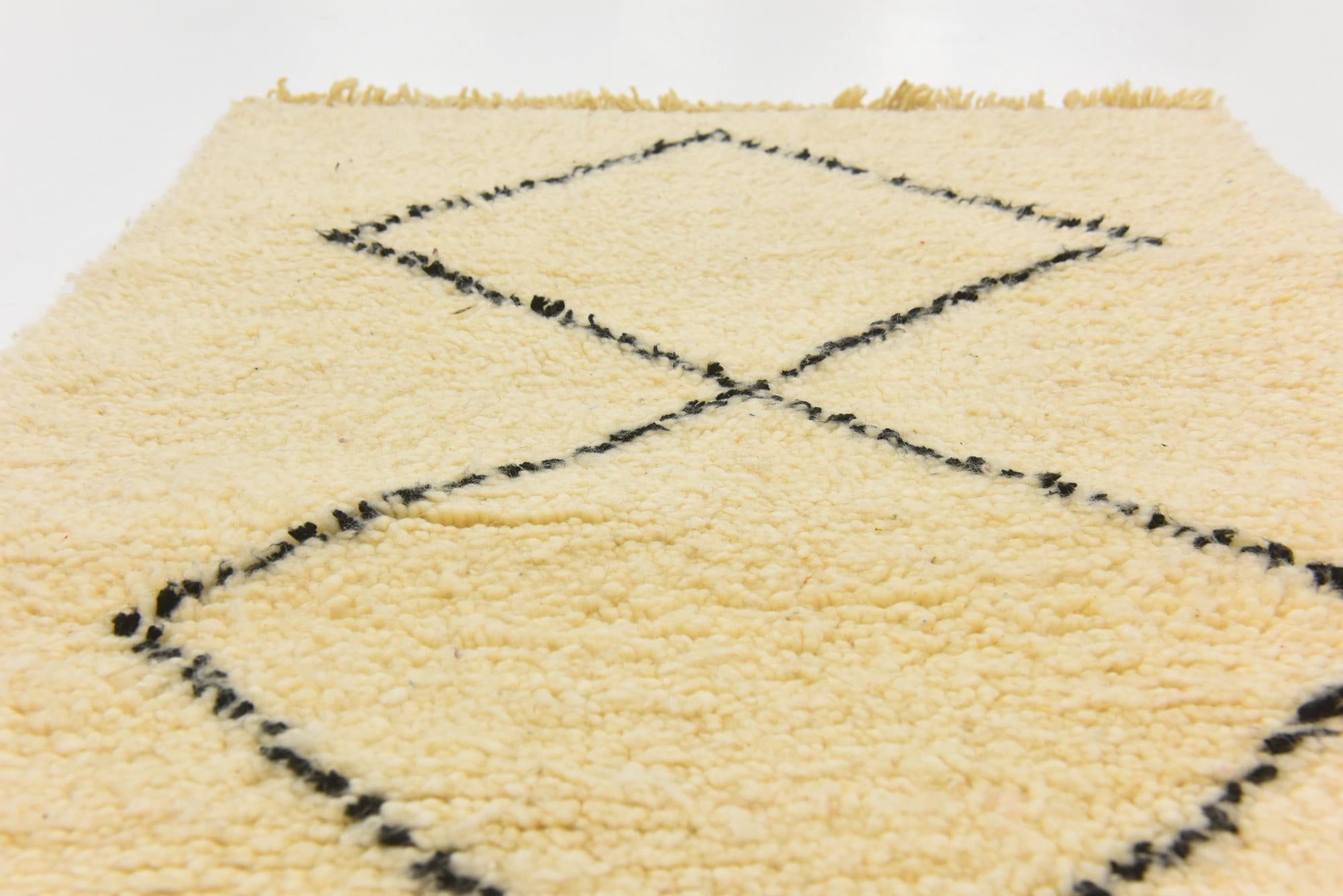 2' 9 x 4' 8 Hand Knotted Moroccan Wool Rug