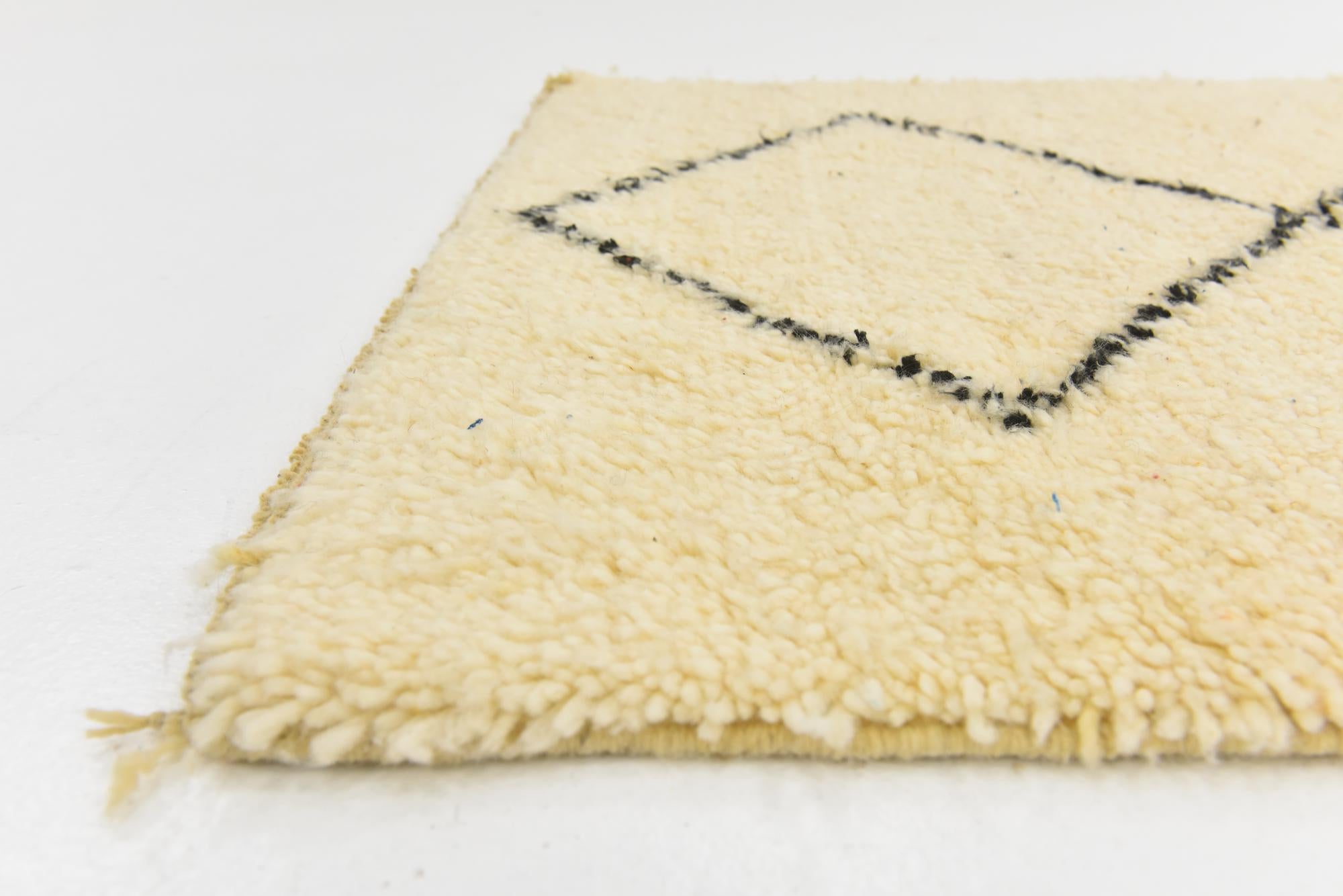 2' 9 x 4' 8 Hand Knotted Moroccan Wool Rug