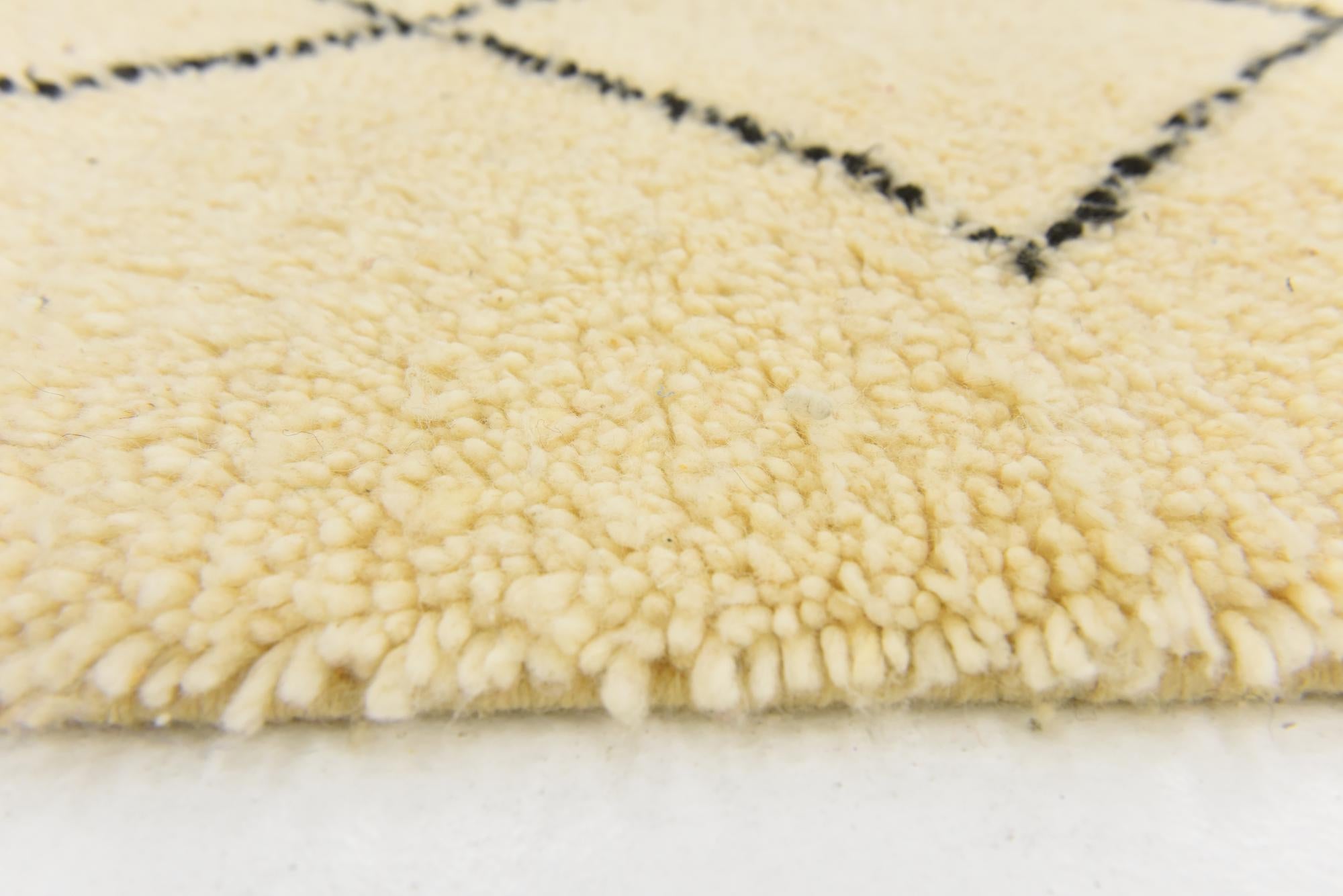 2' 9 x 4' 8 Hand Knotted Moroccan Wool Rug