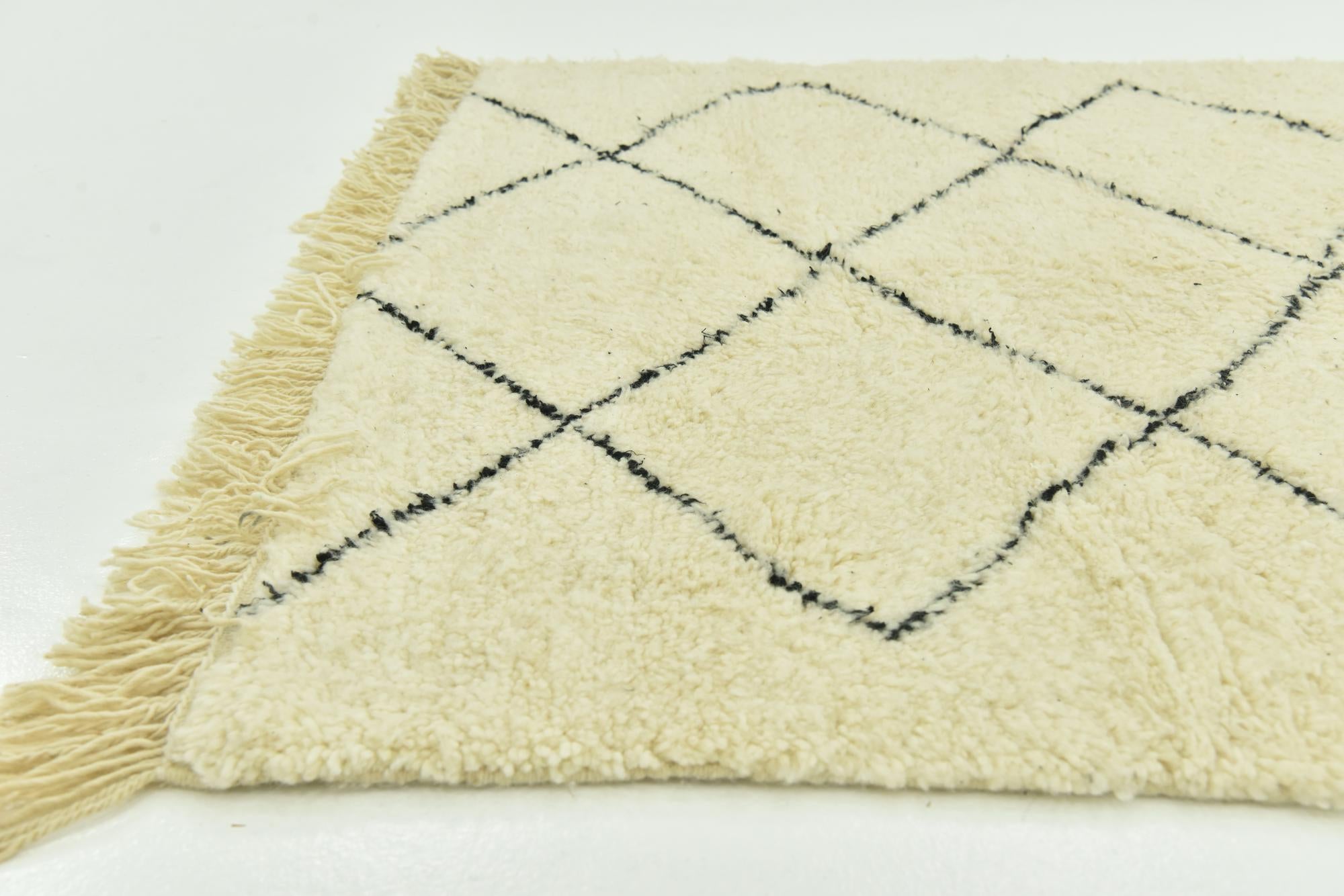 4' 9 x 8' 9 Hand Knotted Moroccan Wool Rug