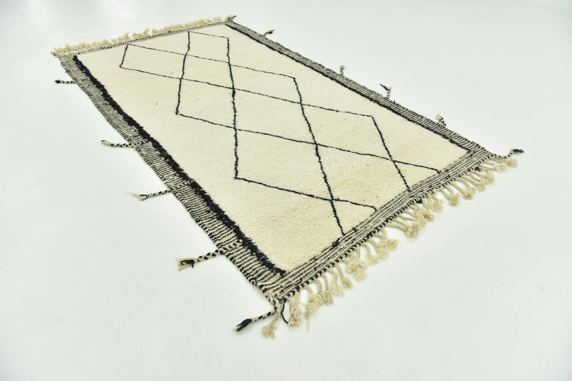 5' 1 x 8' 9 Hand Knotted Moroccan Wool Rug
