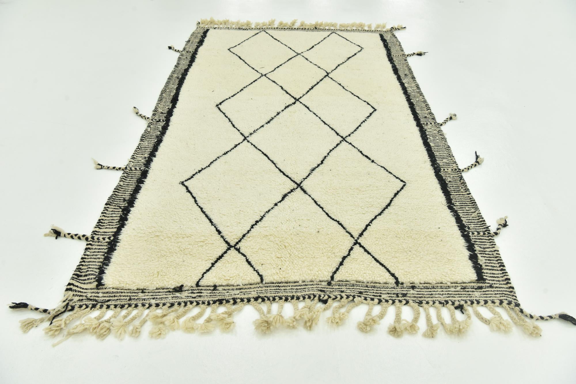 5' 1 x 8' 9 Hand Knotted Moroccan Wool Rug