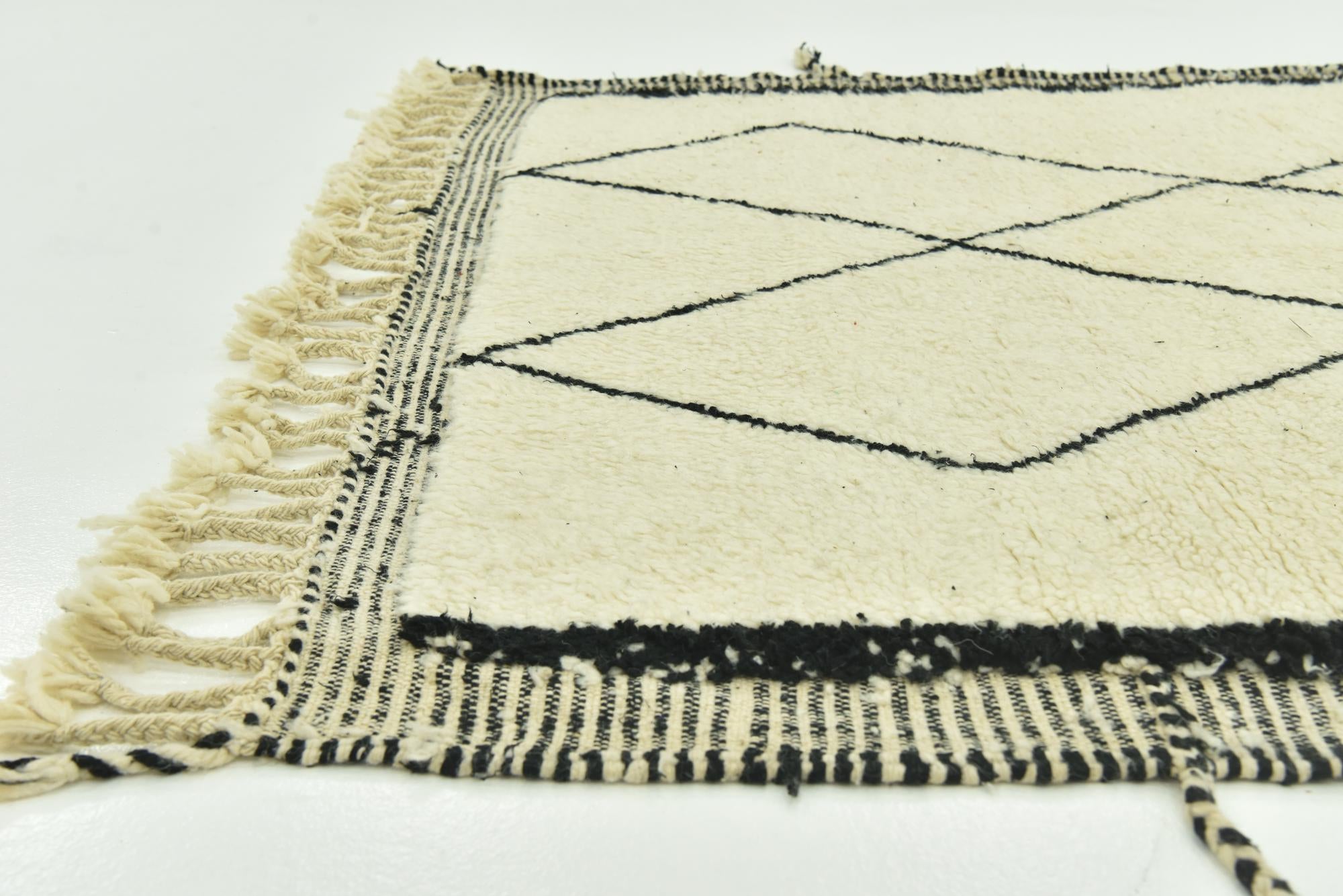 5' 1 x 8' 9 Hand Knotted Moroccan Wool Rug
