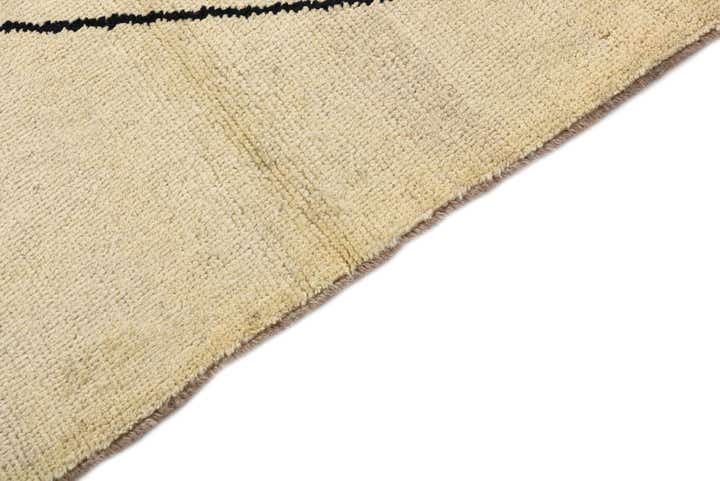 5' 9 x 8' 4 Hand Knotted Moroccan Wool Rug