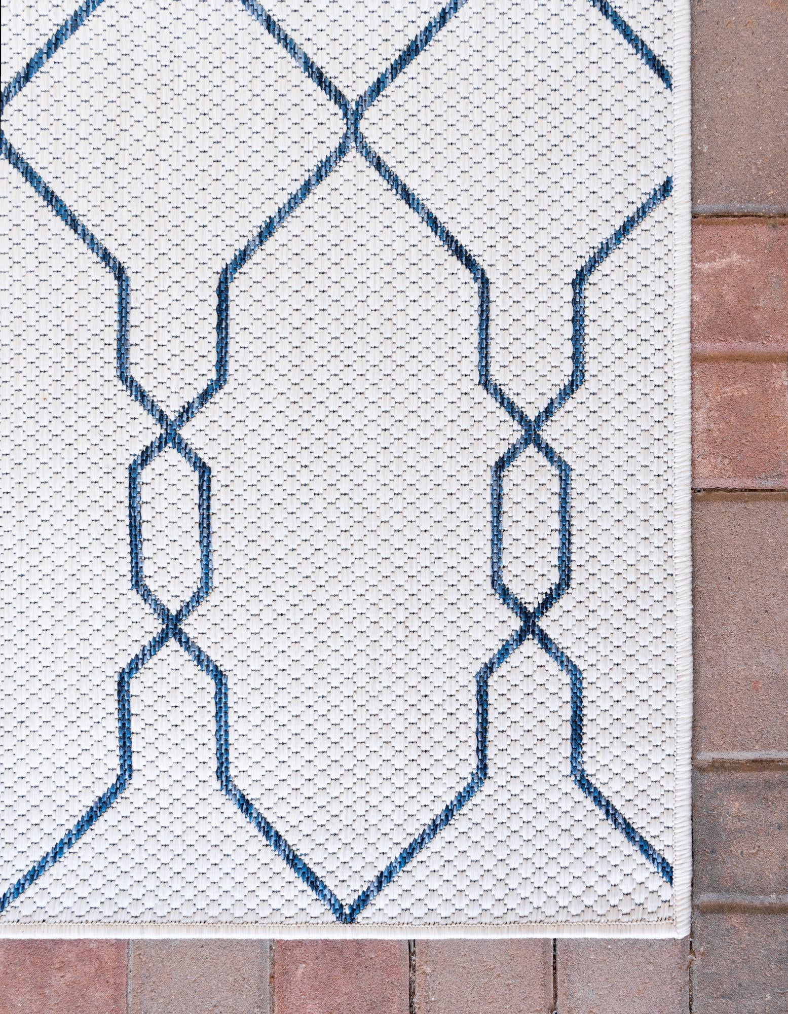 4' x 6' Easy-Clean Lattice Indoor / Outdoor Rug