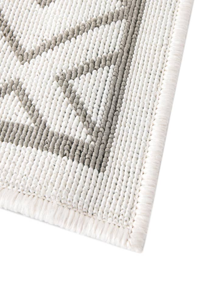 Detail image of 7' 10 x 10' Washable Lattice Indoor / Outdoor Rug