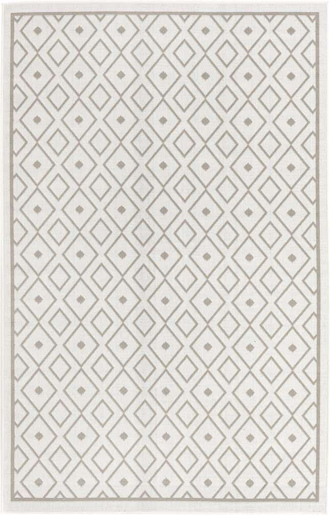 5' 3 x 8' Easy-Clean Lattice Indoor / Outdoor Rug