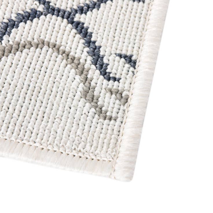 Detail image of 5' 3 x 8' Easy-Clean Lattice Indoor / Outdoor Rug