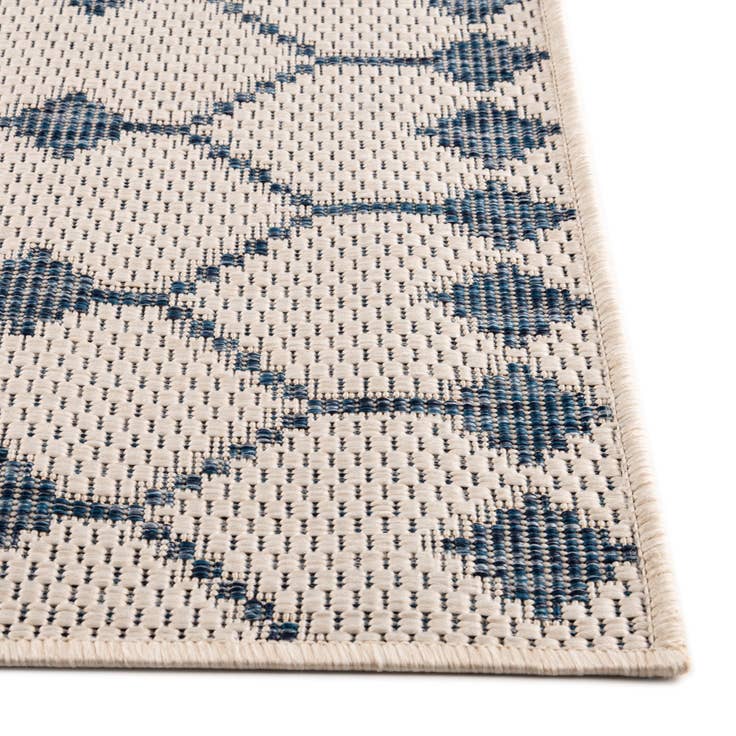 Detail image of 3' x 5' 3 Easy-Clean Lattice Indoor / Outdoor Rug