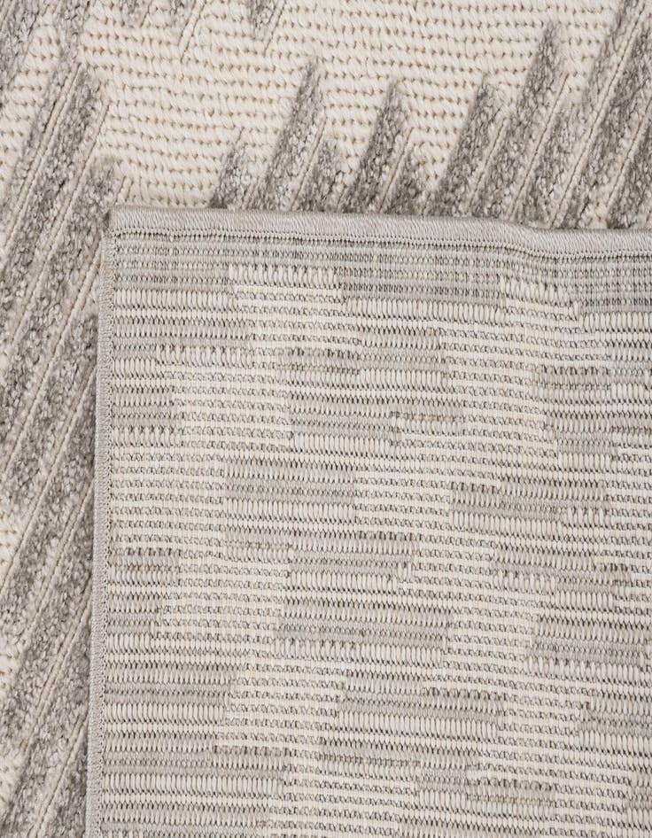 Detail image of 5' 3 x 7' 8 Easy-Clean Modern Indoor / Outdoor Rug