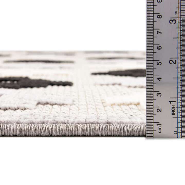 5' x 7' 7 Easy-Clean Indoor / Outdoor Rug