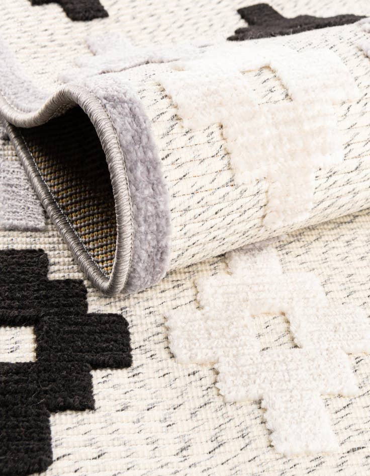 Detail image of 5' x 7' 7  Washable  Indoor / Outdoor Rug