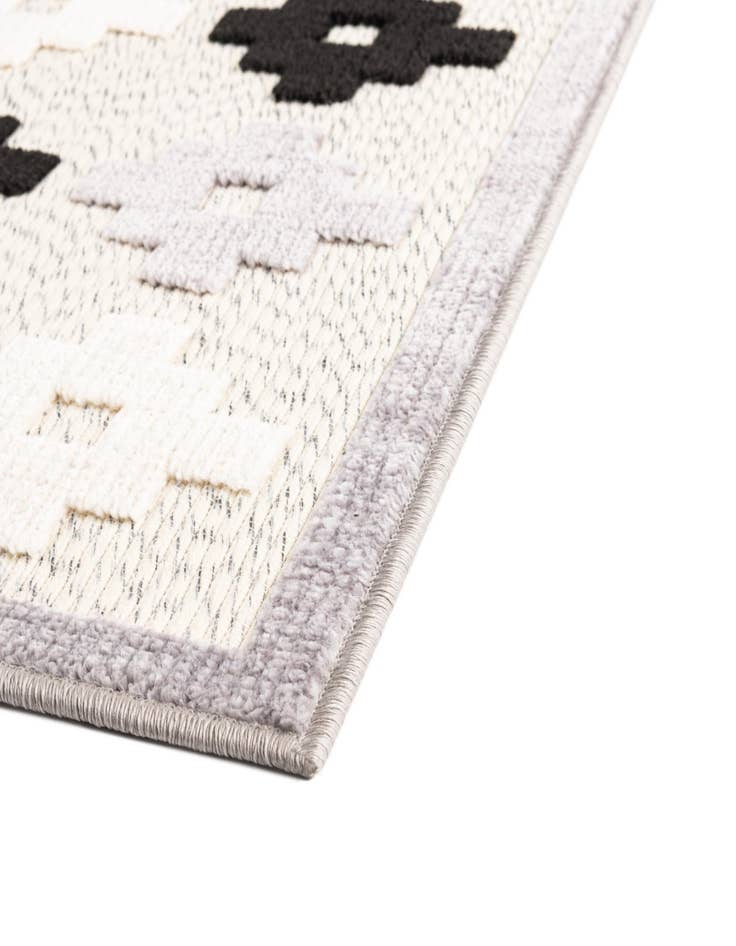 Detail image of 5' x 7' 7  Washable  Indoor / Outdoor Rug