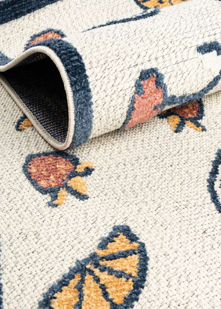 5' x 7' 7 Easy-Clean Indoor / Outdoor Rug