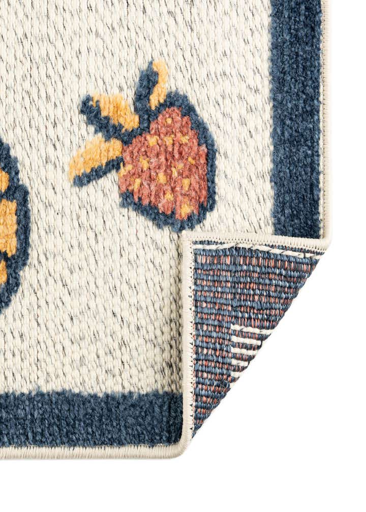 5' x 7' 7 Easy-Clean Indoor / Outdoor Rug