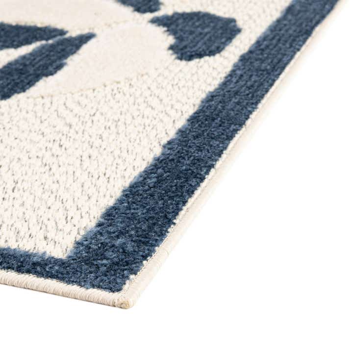 5' x 7' 7 Easy-Clean Indoor / Outdoor Rug
