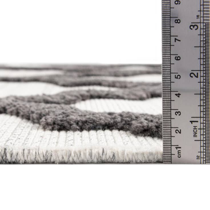 Detail image of 5' 3 x 7' 7 Easy-Clean Indoor / Outdoor Rug