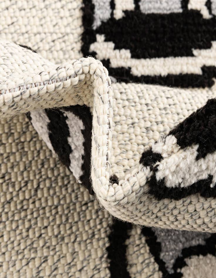 Detail image of 5' 3 x 7' 7 Easy-Clean Indoor / Outdoor Rug