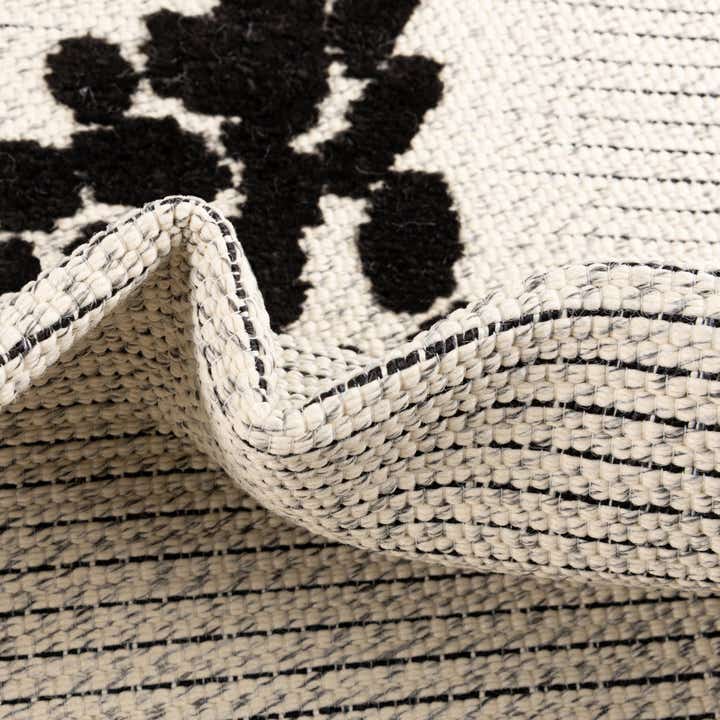 5' 3 x 7' 7 Easy-Clean Indoor / Outdoor Rug