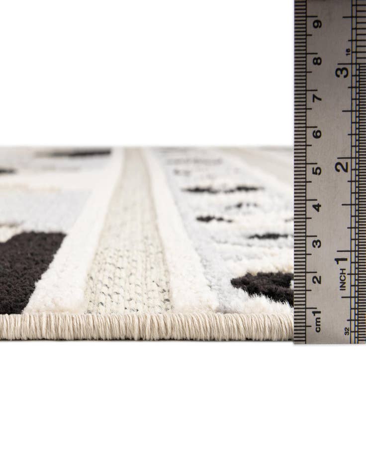 Detail image of 5' 3 x 7' 7 Easy-Clean Indoor / Outdoor Rug