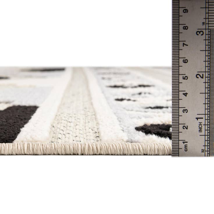Detail image of 5' 3 x 7' 7 Easy-Clean Indoor / Outdoor Rug
